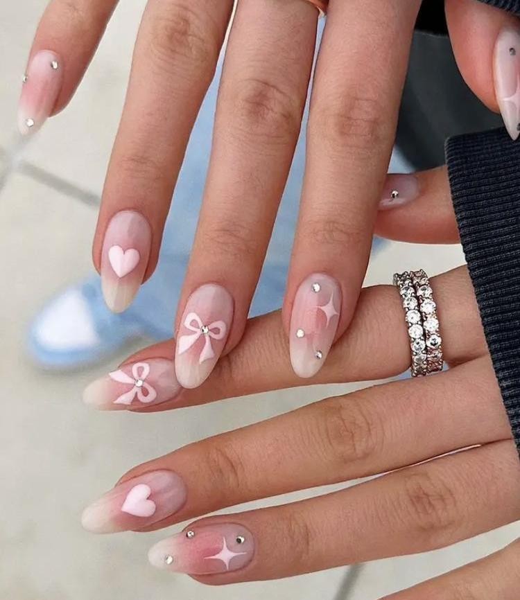 Coquette manikura: Nježni trend s mašnicama i biserima koji je zavladao društvenim mrežama