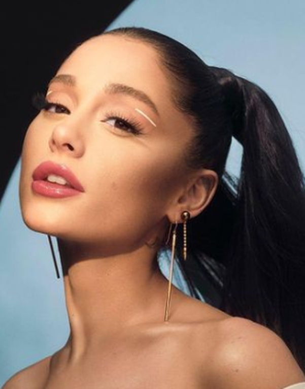 Ariana Grande izbacila je prvu liniju pudera, a oduševljeni kupci ne prestaju ga hvaliti