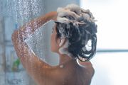 Tehnika "obrnutog" pranja kose sve je popularnija: Zbog nje tanka kosa izgleda voluminoznije
