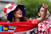 Svi su se fotkali s njom: Atraktivna navijačica užarila atmosferu na ruskim ulicama uoči utakmice 