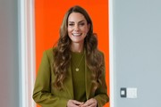 Kate Middleton u maslinasto zelenom odijelu Victorije Beckham dokazala da je ovo najpopularnija jesenska boja