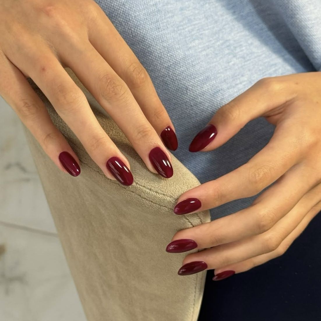 Trendovi u bojama lakova za nokte za prosinac - od blagdanske crvene do zimsko bijele