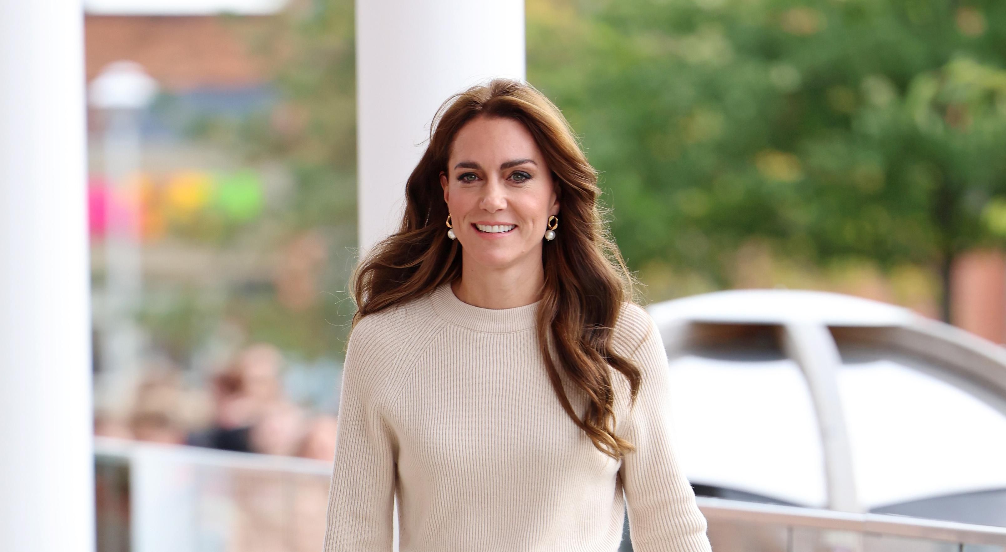 Nakon niza odijela, Kate Middleton zabljesnula u pletenoj midi suknji i bež džemperu