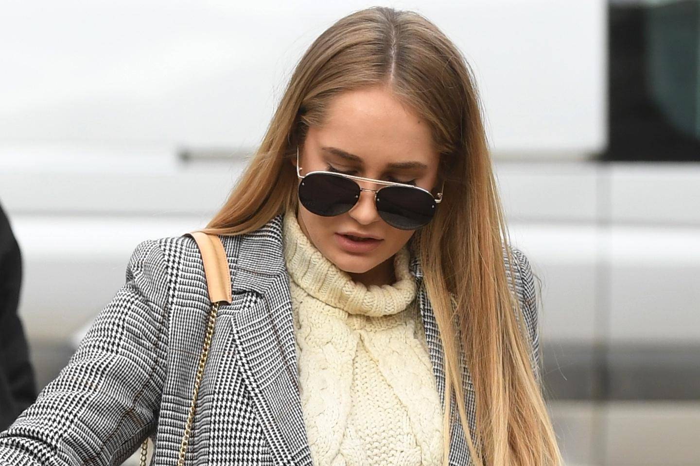 Stylish djevojka prošetala gradom u stvarno preslatkom društvu!