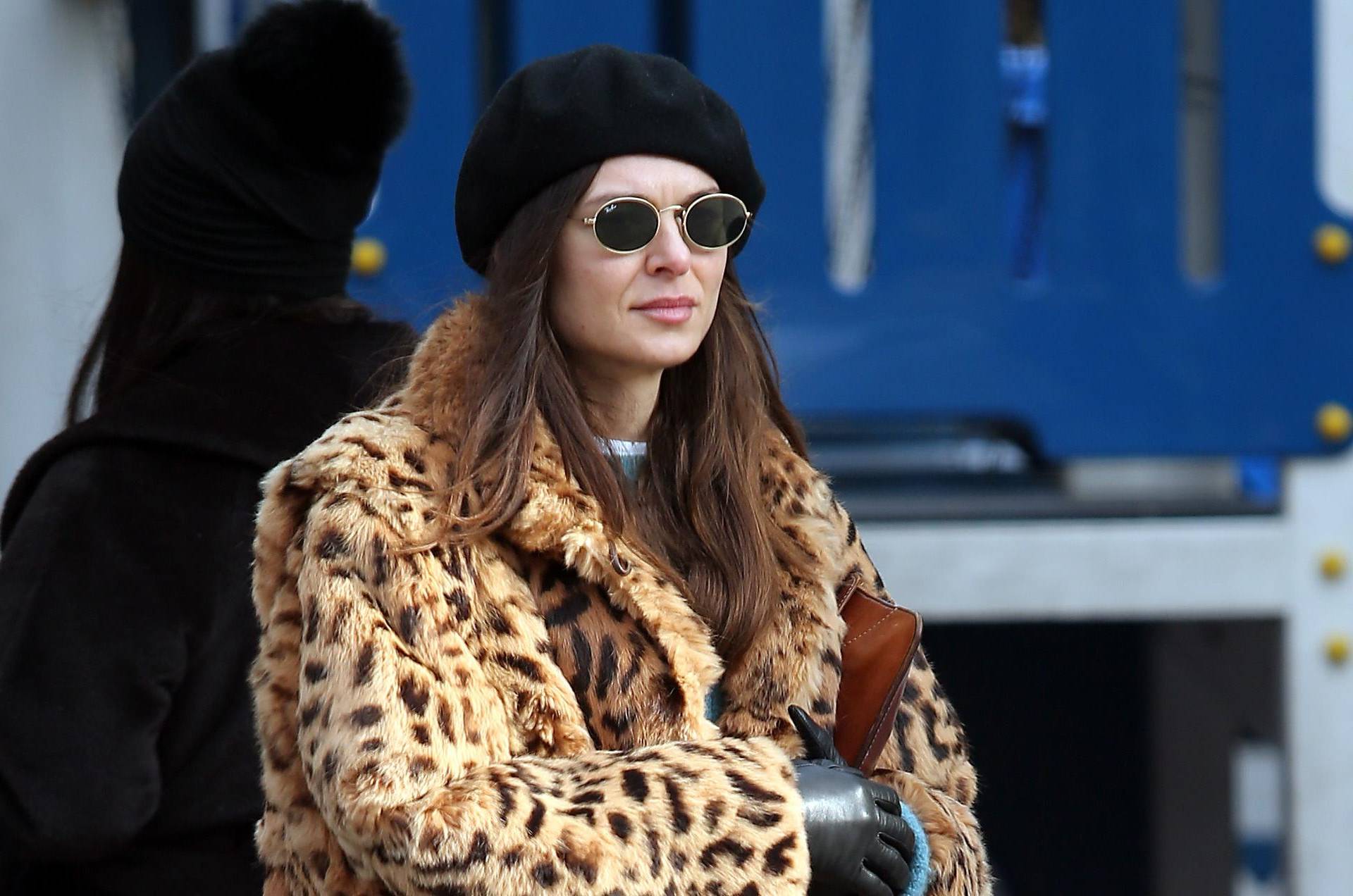 Kako je samo cool: Styling zgodne brinete bismo kopirali od glave do pete