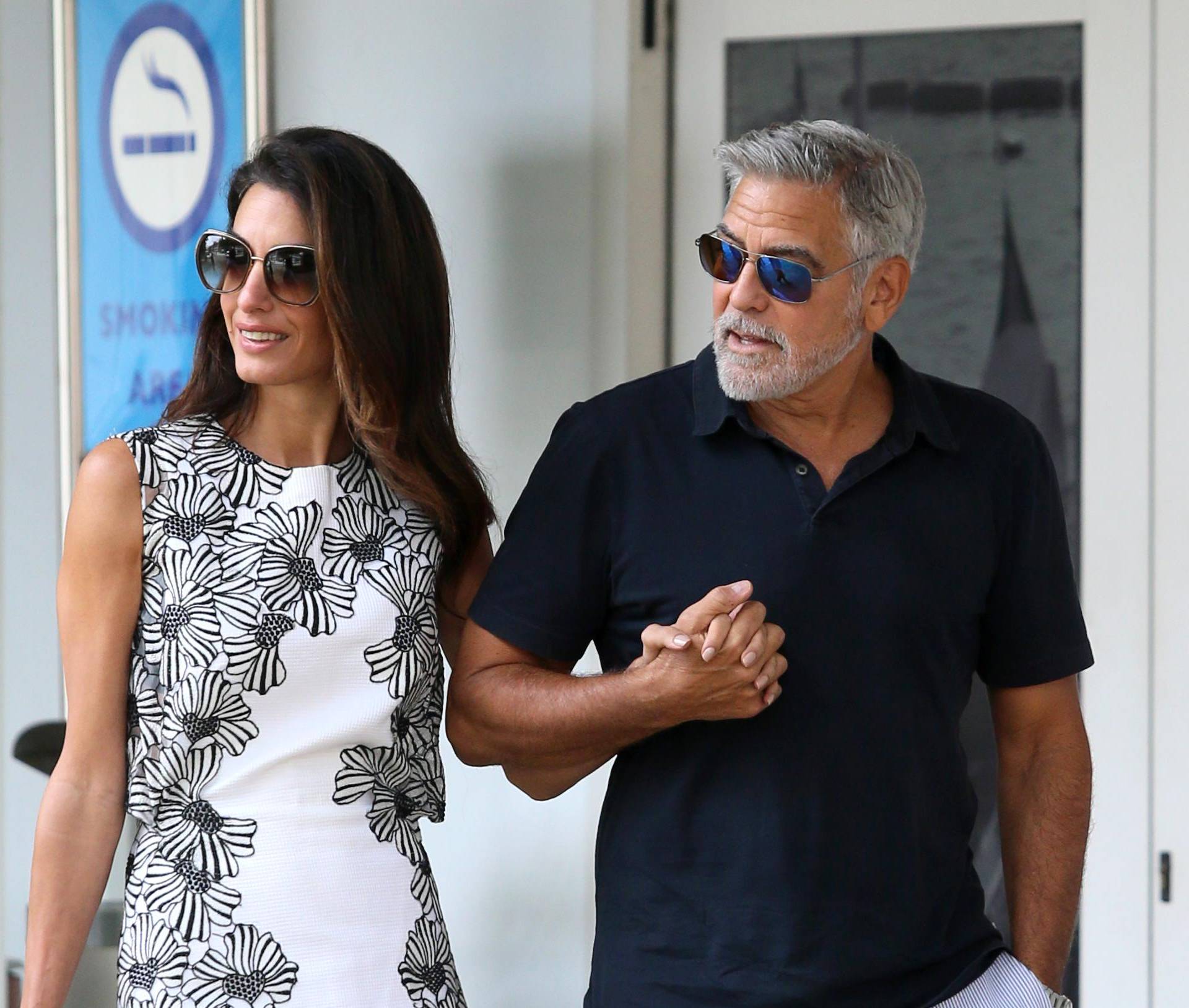 Amal i George Clooney oduševili u savršeno usklađenim outfitima: Ona u chic haljini i hit cipelama, on u prugastim hlačama