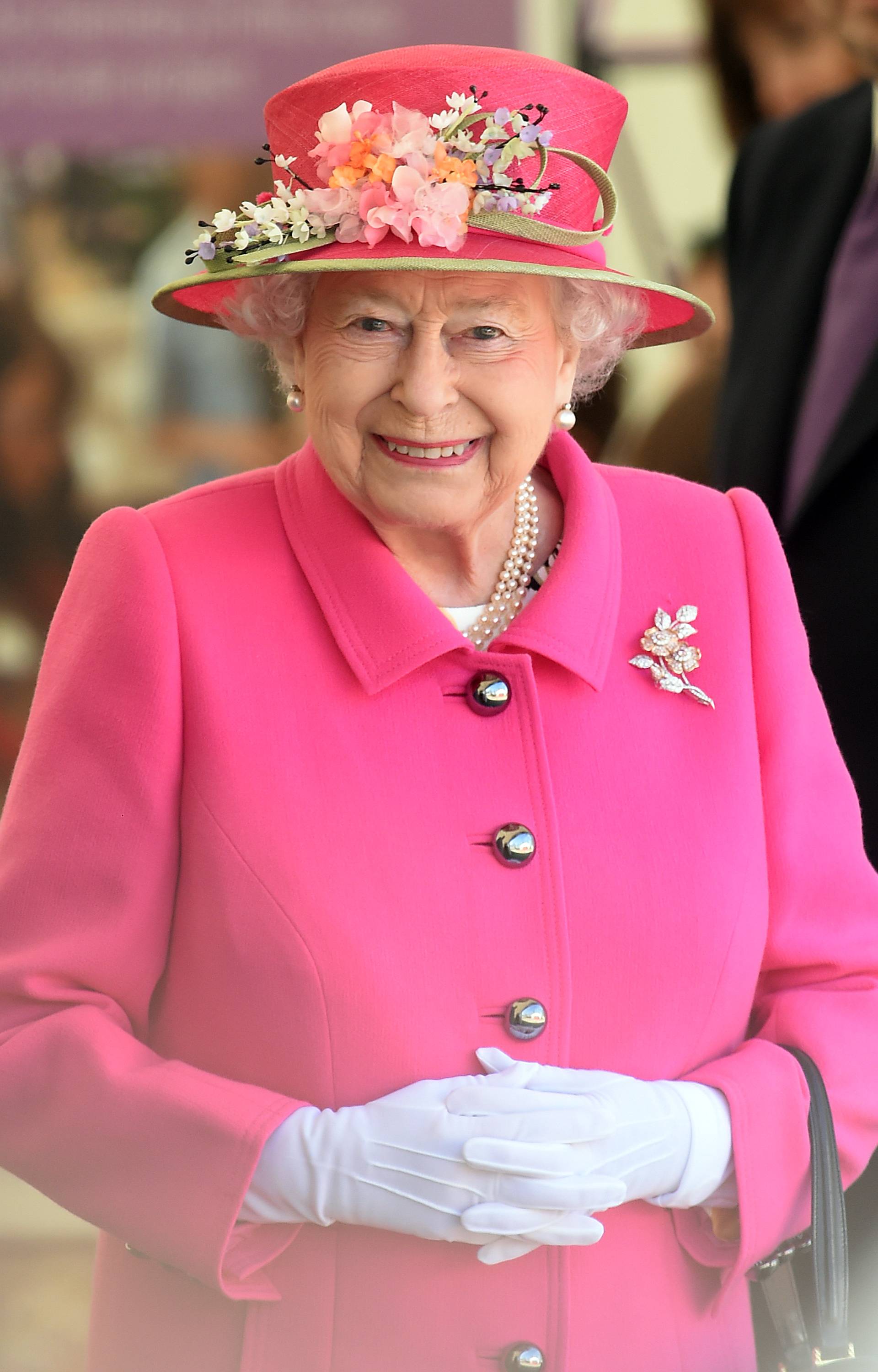 U čast kraljici Elizabethi II obucite kostimić