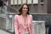 U ružičastom od glave do pete: Kate Middleton u klasičnom odijelu s trendi pomakom