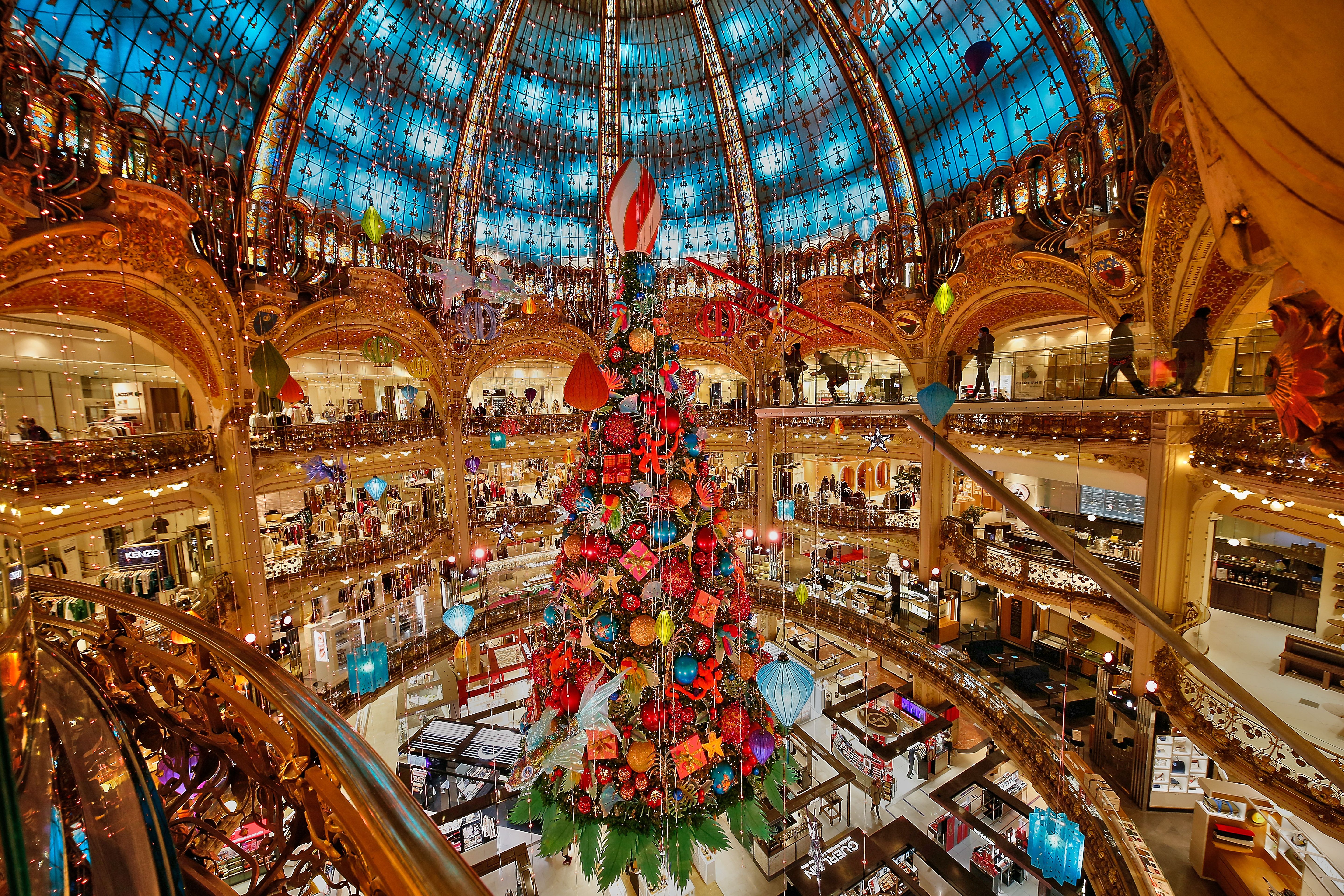 Pogledajte kako izgleda poznata pariška robna kuća Galeries Lafayette u božićnom ruhu
