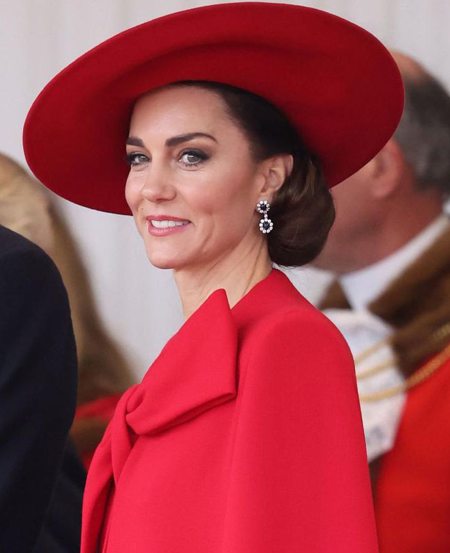 Kate Middleton zablistala je u glamuroznoj crvenoj haljini, elegantnom plaštu i klasičnim salonkama