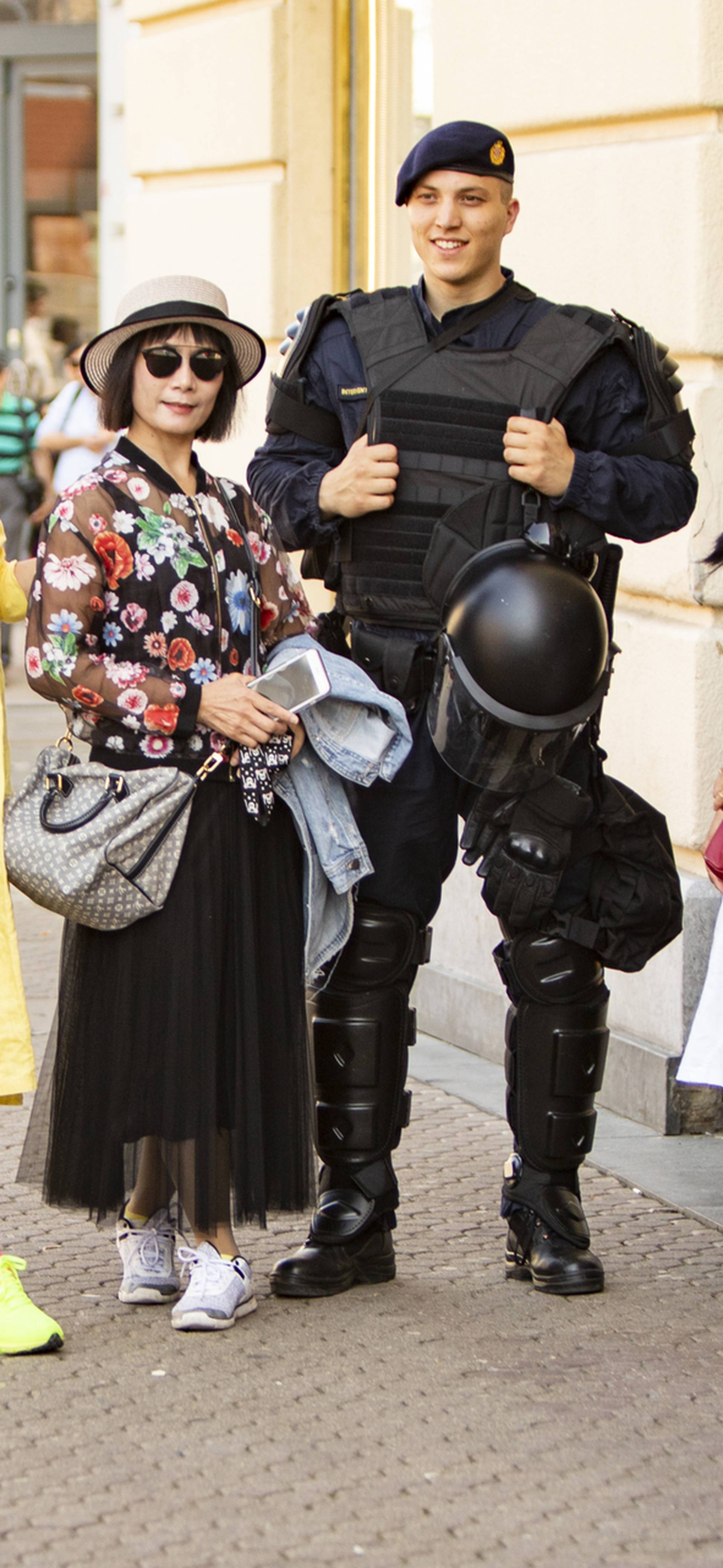 Malo drukčiji street style: Interventna policija spremno se fotografirala s turistkinjama u centru Zagreba