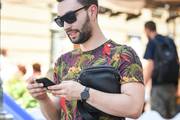 Hrabar, ali cool odabir frajera sa špice: skinny traperice i cvjetni uzorak na majici
