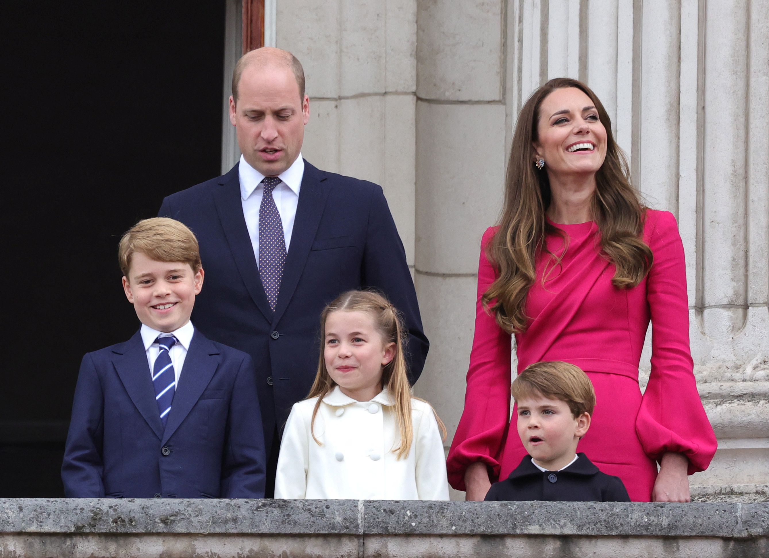Za zadnji dan proslave platinastog jubileja, Kate Middleton odabrala je model efektnih detalja u boji fuksije