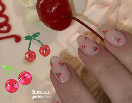 Manikura Kourtney Kardashian odlična je inspiracija za nježne proljetne nokte