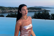 Dua Lipa zadivila u metalik ružičastoj mini haljini te potpuno 'make up free' izgledom