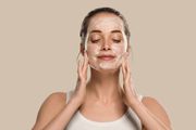 Što je dvostruko čišćenje lica? Dermatolozi objašnjavaju kako izgleda ova važna rutina u dva koraka