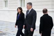 Sanja Musić Milanović elegantno crno odijelo 'razbila' je plavom bluzom s volanima