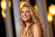 Blake Lively donijela je dozu dramatičnosti u mini haljini i voluminoznoj narančastoj pelerini