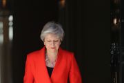 Theresa May: Crveni kostim za upečatljivu ostavku koja se ne zaboravlja