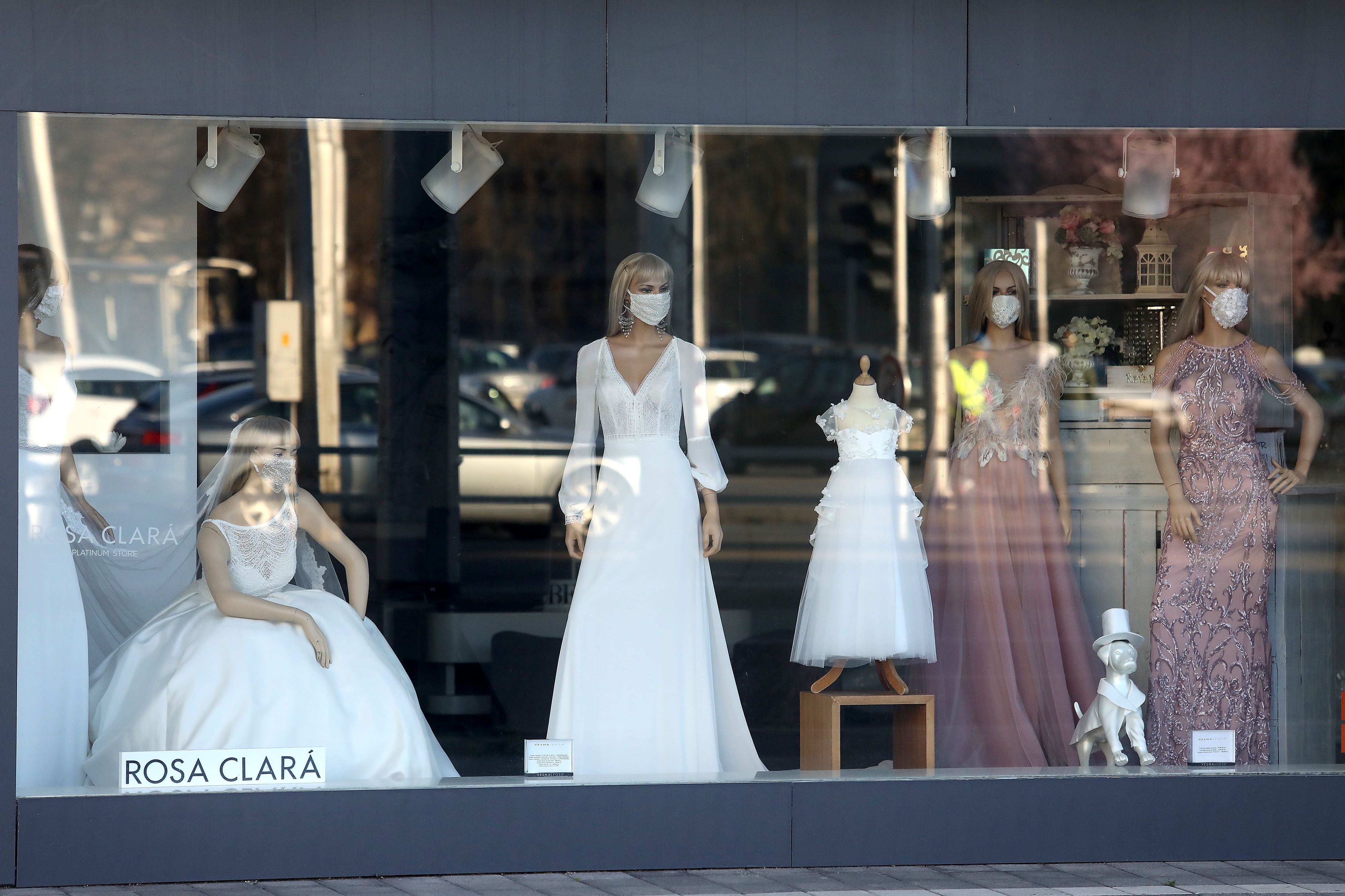 Nesvakidašnji prizor: U izlogu Vesne Spose lutke sad nose vjenčanice s elegantnim zaštitnim maskama