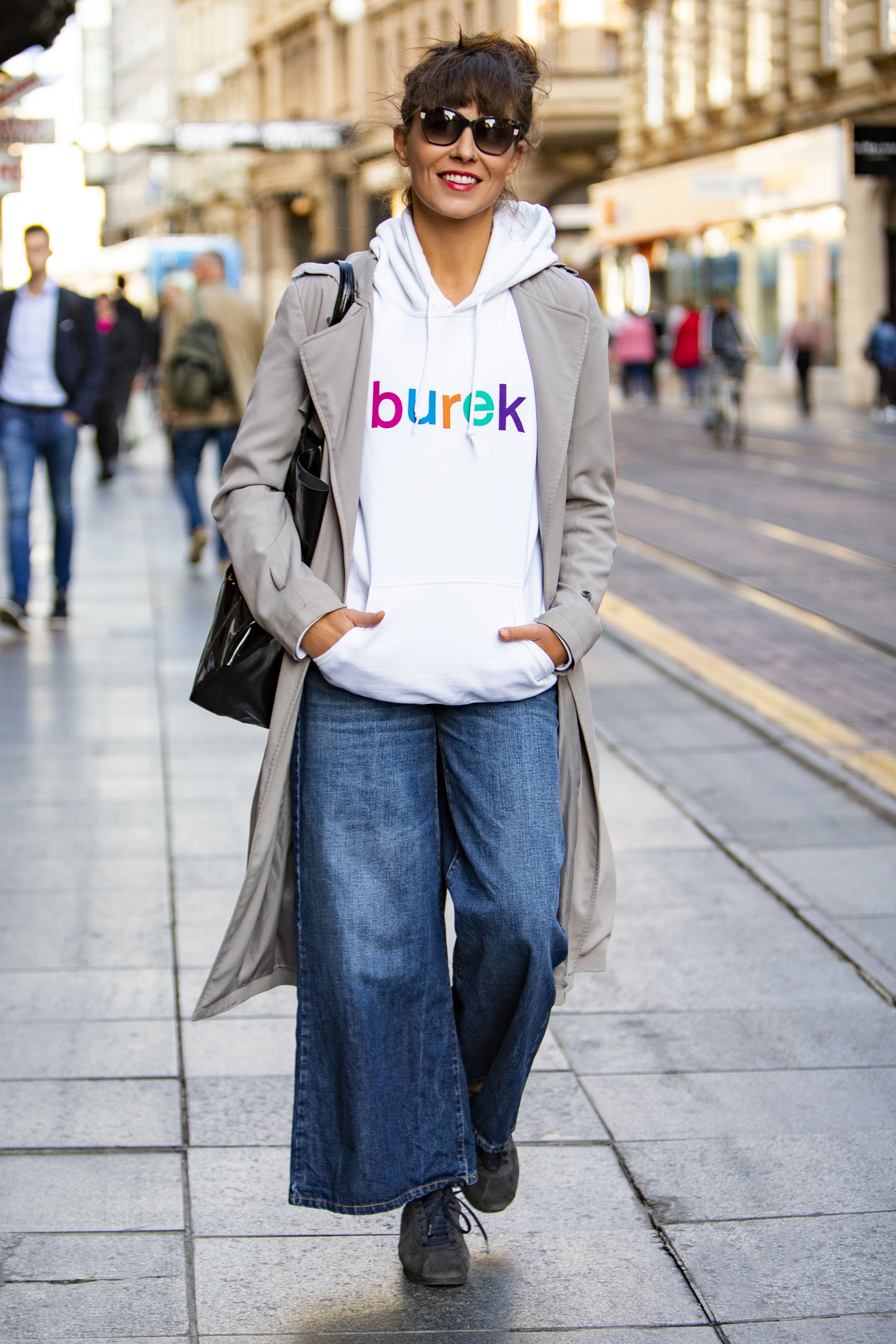 Glumica nosi majicu s natpisom 'Burek', a njen cool styling odmah nam je zapeo za oko