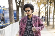 Spojio je 'nespojive' uzorke i stvorio outfit za čistu peticu koji lako možemo prepisati ovih dana