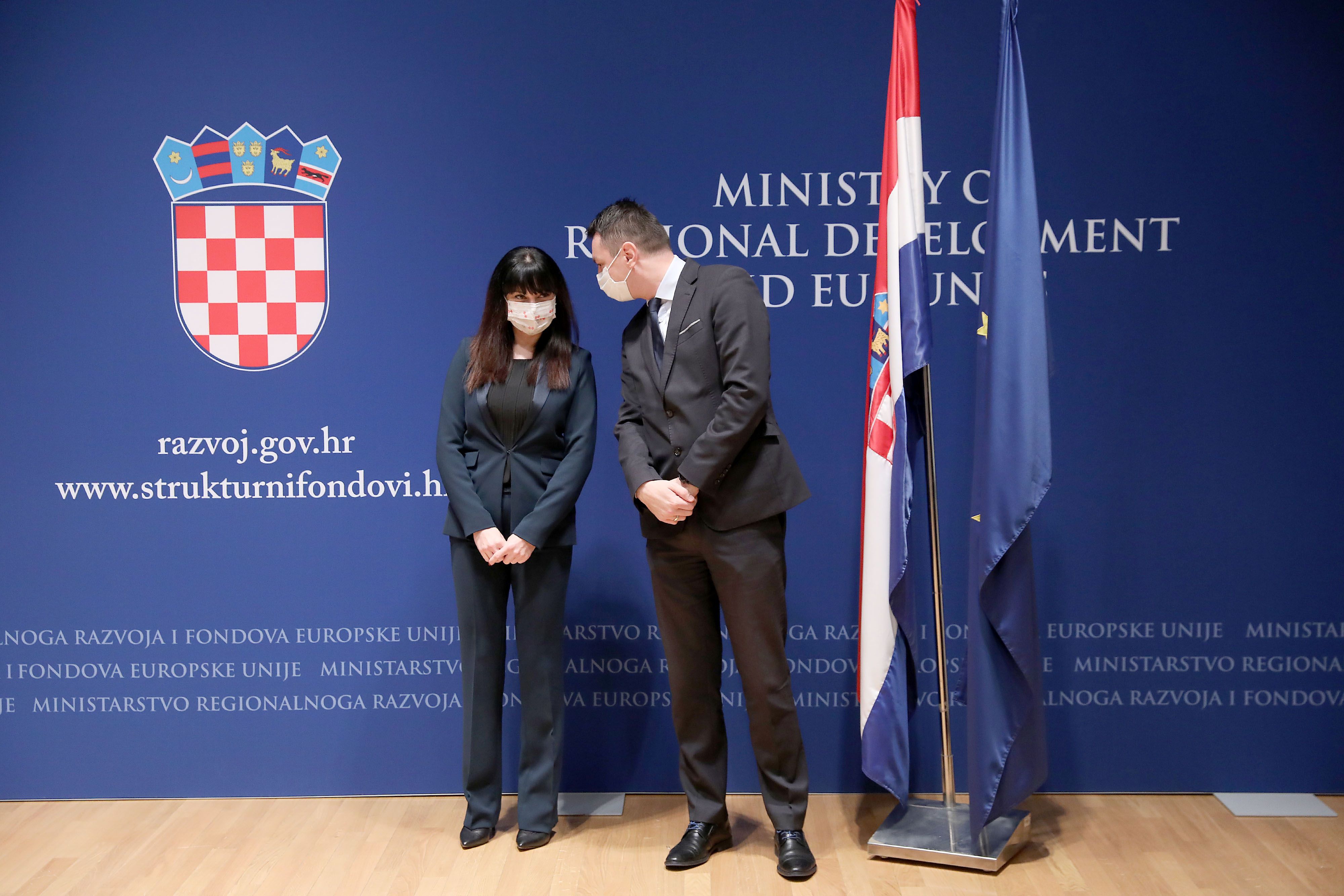 Ministrica Tramišak odabrala 'zahvalno' tamnoplavo odijelo, no na jedan detalj ipak treba pripaziti