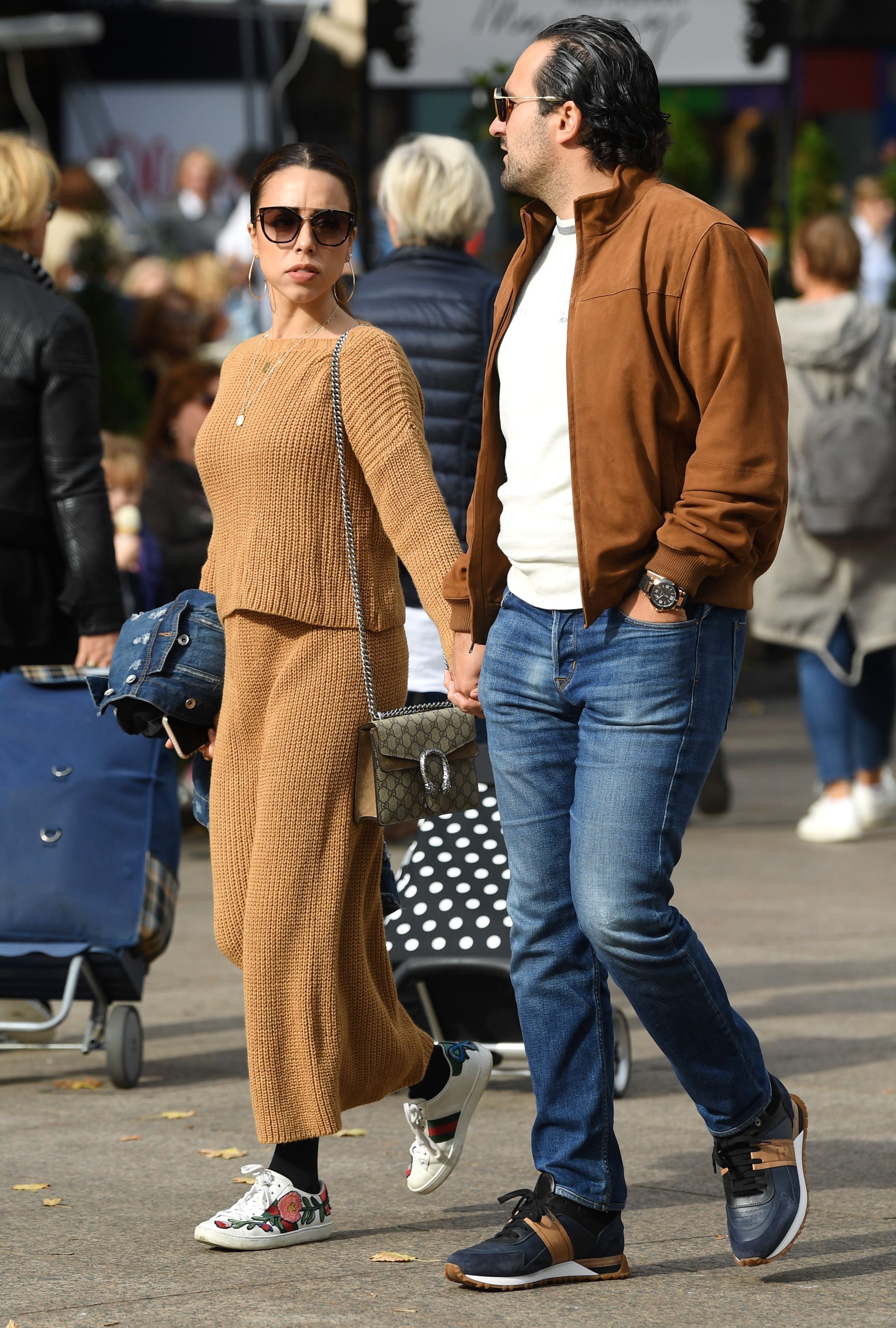 Ovaj par izgleda kao da je sišao s modne piste, a ona nosi jednu od najpopularnijih torbica sezone