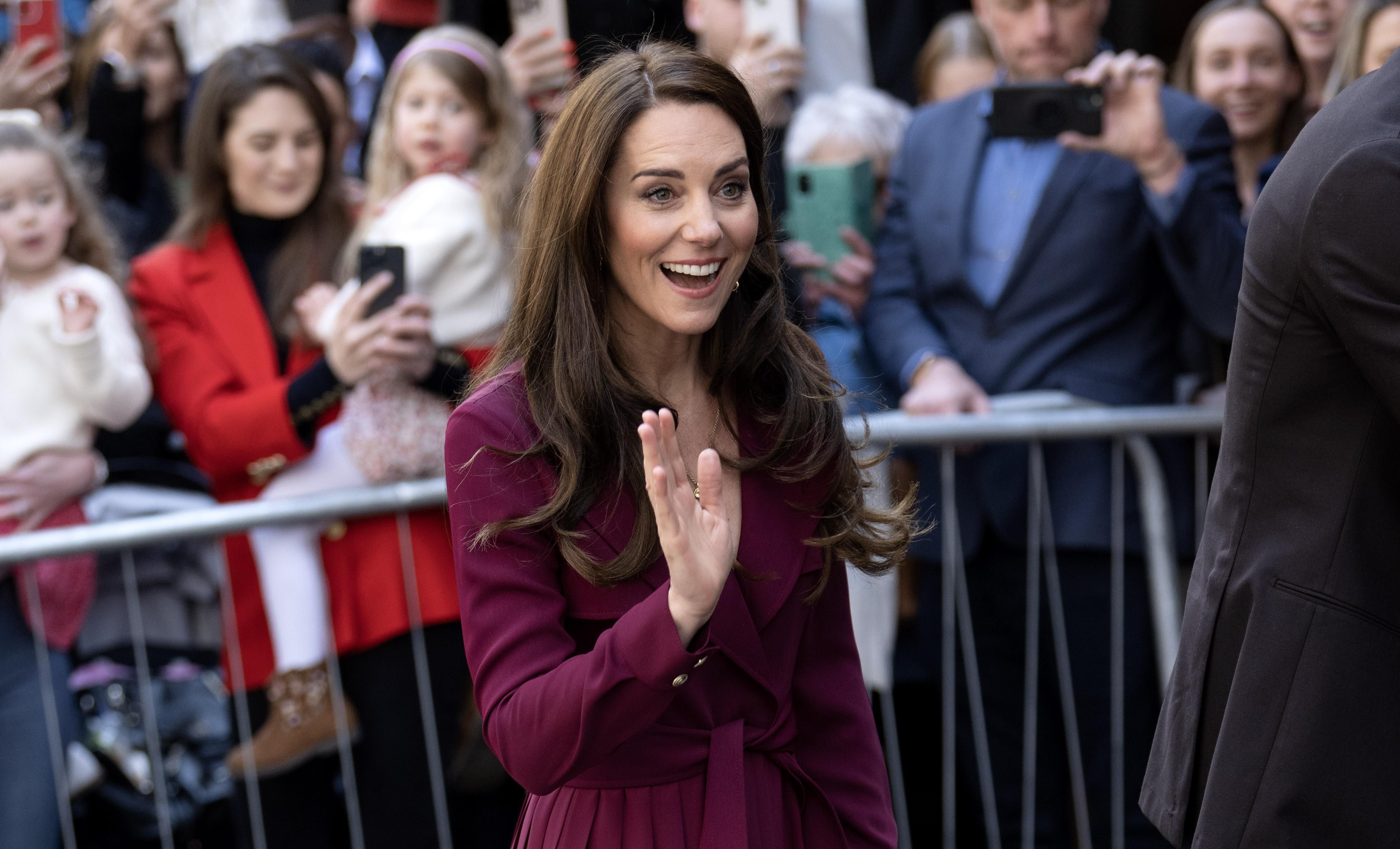Jednostavnost joj fantastično stoji: Kate Middleton oduševila chic satenskom haljinom