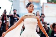 Taylor Russell blistala u anđeoskoj Loewe haljini na Venecijanskom filmskom festivalu