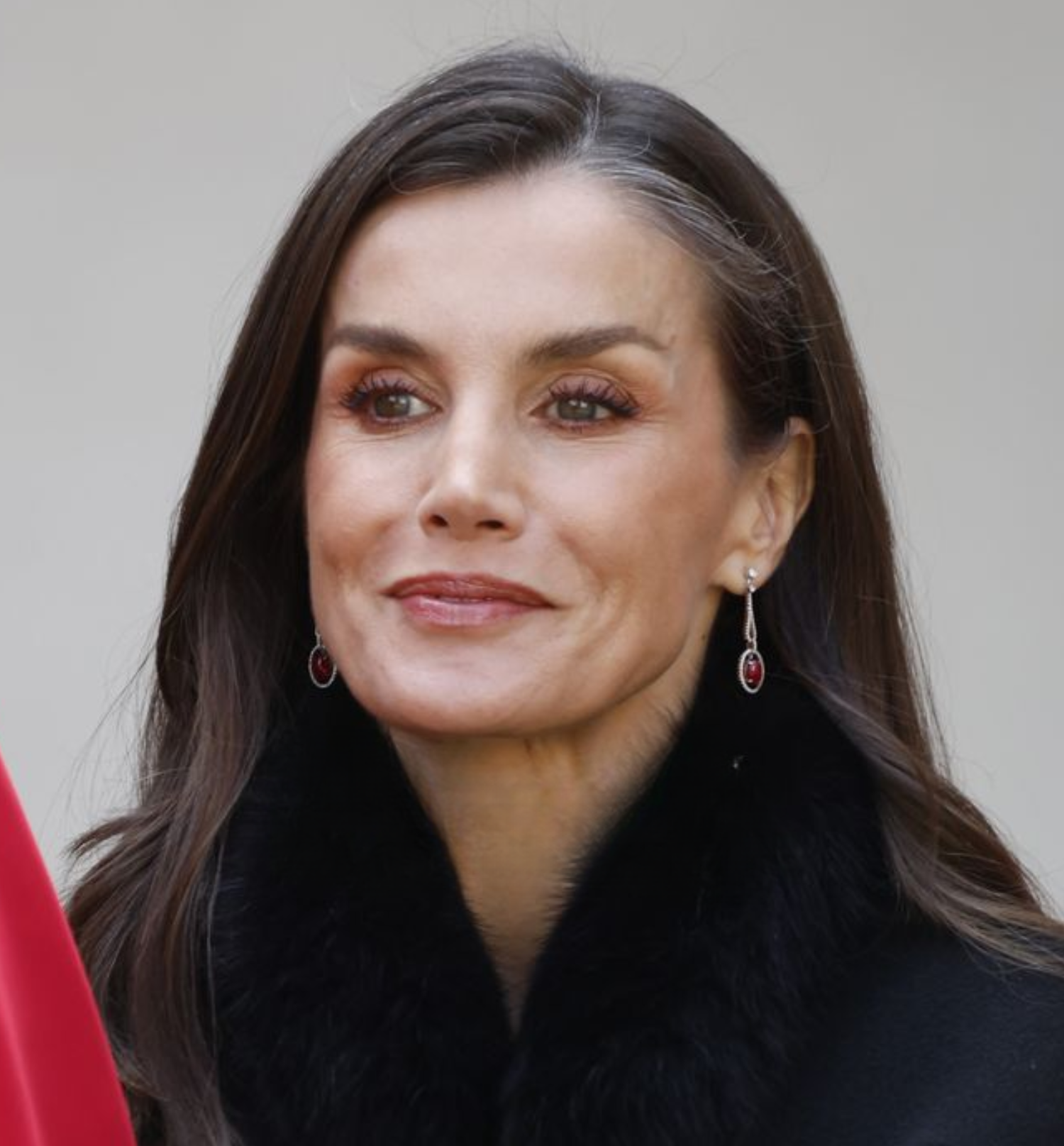 Kraljica Letizia ponovno oduševila sofisticiranom elegancijom u crno-crvenoj kombinaciji