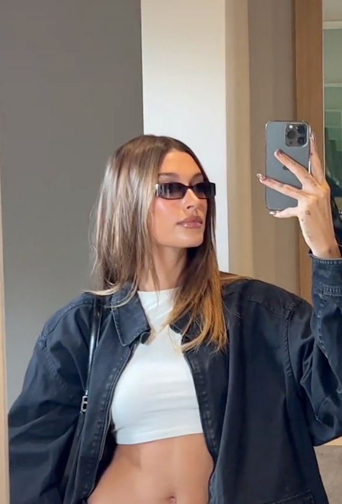 Hailey Bieber oduševljava minimalističkom manikurom koja podiže svaki look