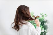 Par jednostavnih, a korisnih trikova profesionalaca s kojima ćete ublažiti čest ljetni problem - masnu kosu
