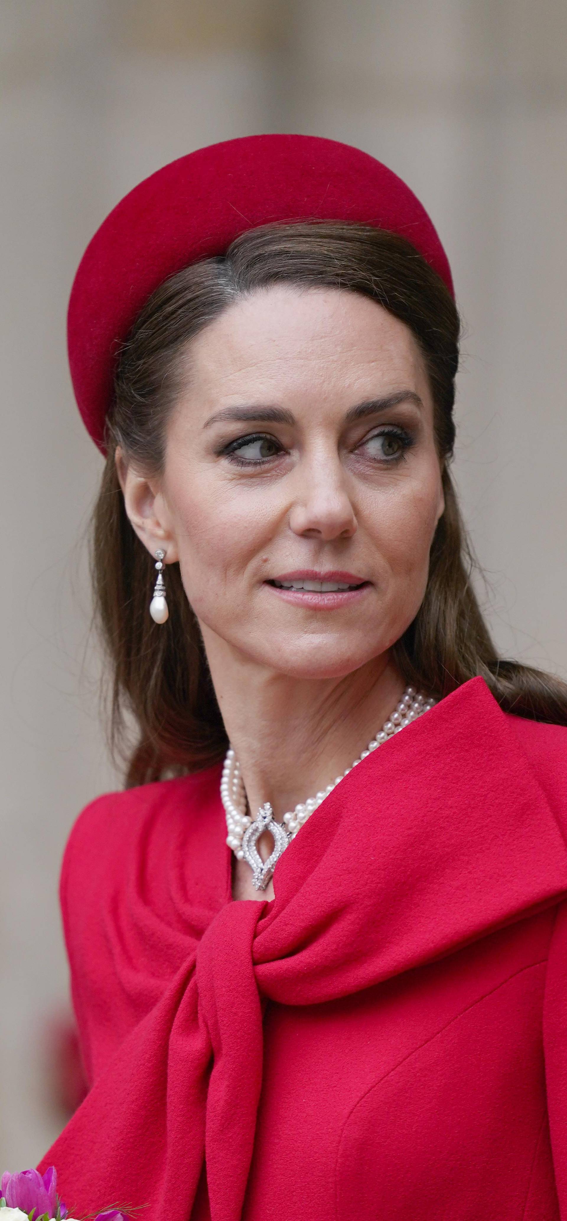 Kate Middleton zablistala je u crvenom, a detaljima odala počast kraljici Elizabeti i princezi Diani