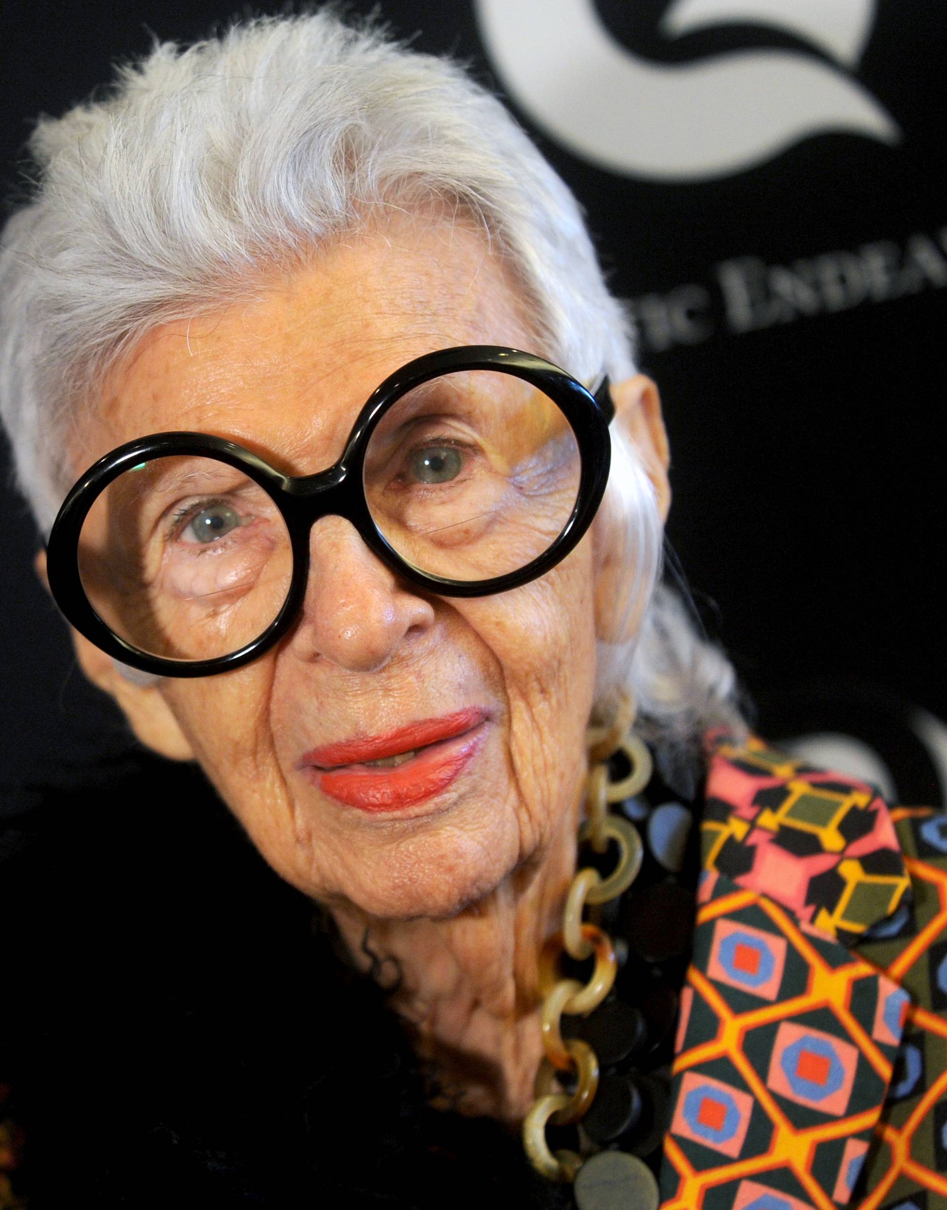 Preminula poznata modna ikona Iris Apfel (102): Smatrala je da ni uz hrpu novca stil nije moguće kupiti