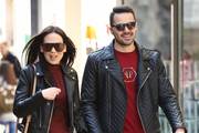 Modno usklađeni i nasmiješeni zablistali u gradu u super outfitima
