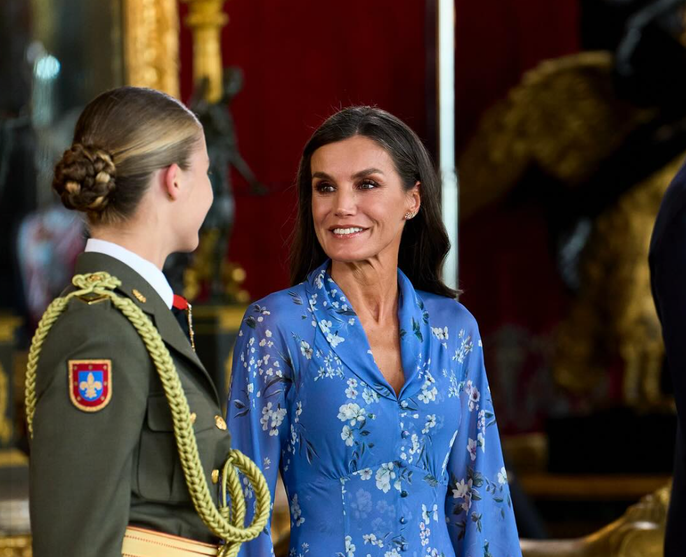 Kraljica Letizia bira elegantnu midi haljinu s cvjetnim dezenom, a sjajno je kombinira uz bijele detalje