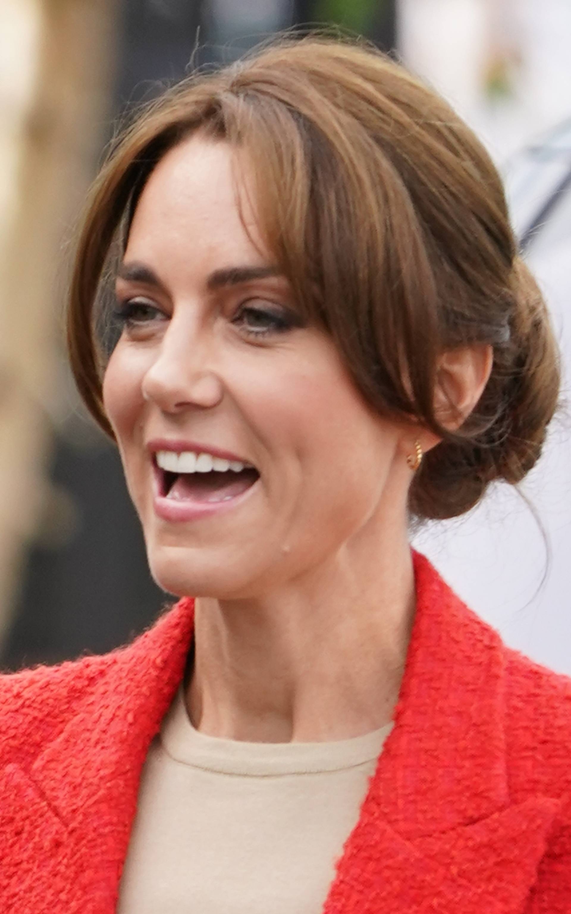 Uz crne krojene hlače, Kate Middleton bira crveni sako od tvida iz popularnog high street dućana