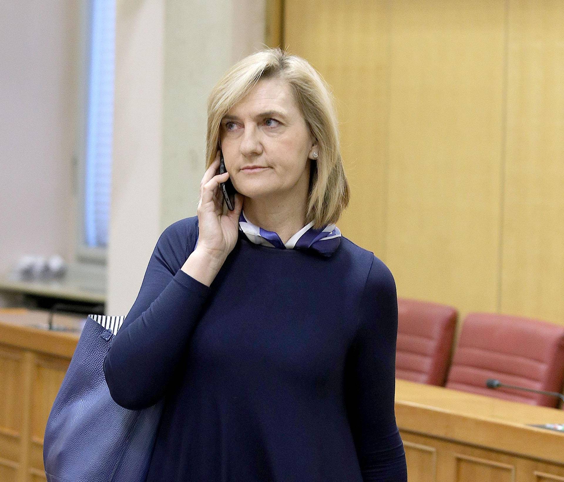 Dama koja za Sabor bira plavo od glave do pete