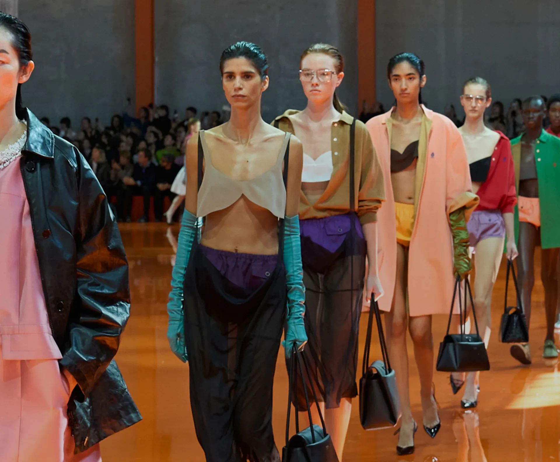 Ljepota svakodnevnog odijevanja: Prada za proljeće razvija basic komade kao konceptualnu modnu priču