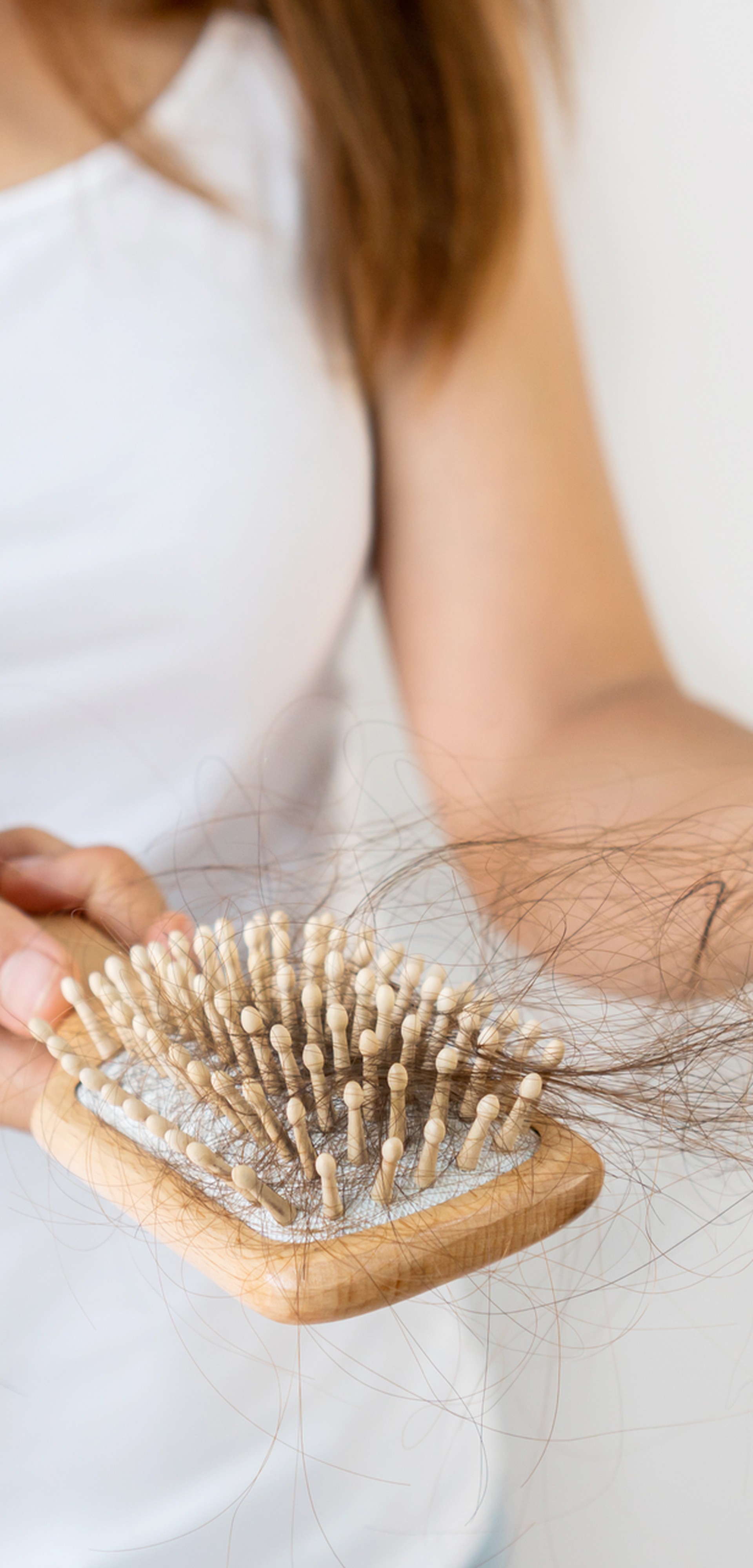 Panika u kupaonici: Zašto kosa pojačano opada u jesen i kako to zaustaviti odmah