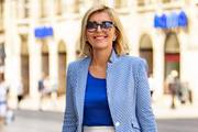 Ovo se zove elegancija! Divna dama zablistala u business outfitu koji je inspiriran morem