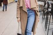 Atraktivna studentica prava zna kako od jednostavnih komada dobiti styling za čistu peticu!