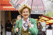 Ovakav otkačeni stajling razvedrio bi i najtmurniji jesenski dan, a simpatična dama nosi ga s odličnim stavom
