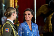 Kraljica Letizia bira elegantnu midi haljinu s cvjetnim dezenom, a sjajno je kombinira uz bijele detalje