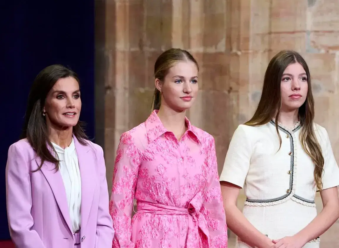 Kraljica Letizia zabljesnula u ljubičastom odijelu, a kćeri Leonor i Sofia odlučile se za chic haljine