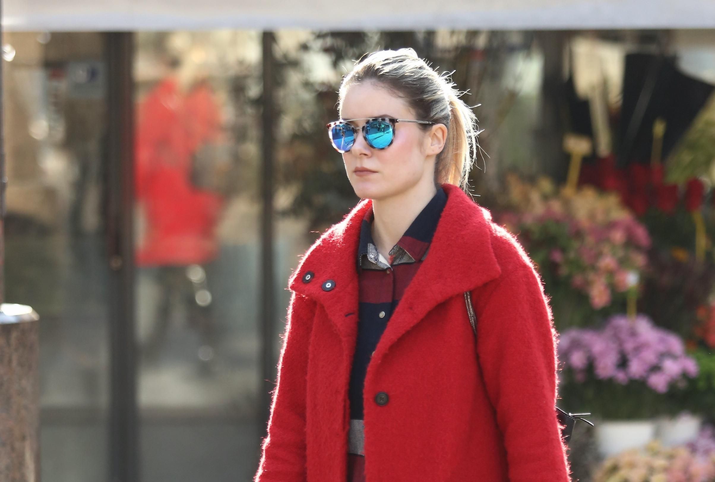 Crveni kaput i hlače u koje se ne može baš svatko uvući njena su formula dobrog stila!