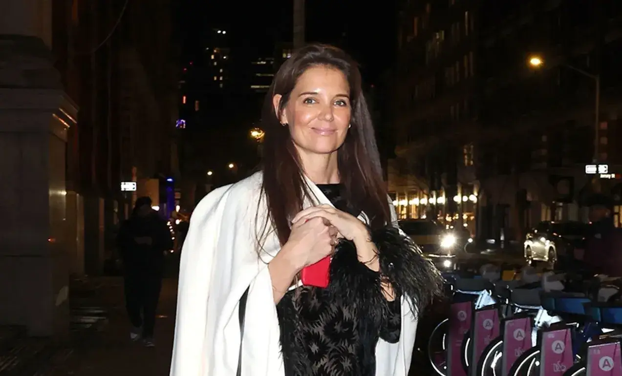 Katie Holmes proslavila je rođendan u sjajnoj crnoj haljini s perjem i efektnim čizmama