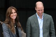 Kate Middleton u chic odijelu i sasvim neobičnom izboru cipela zablistala uz princa Williama