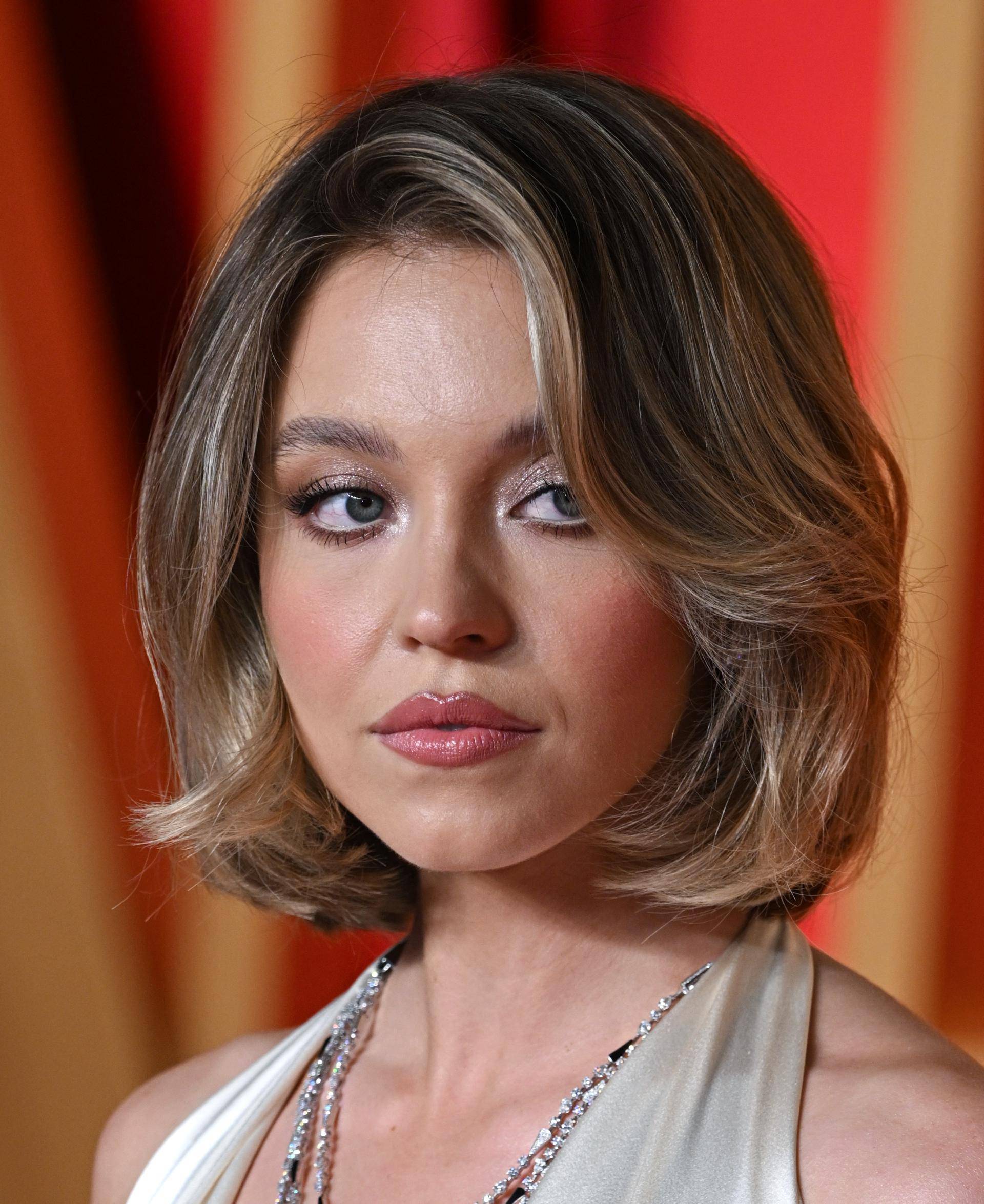 Sydney Sweeney pokazala je novu bob frizuru koja je istovremeno jednostavna, a veoma glamurozna